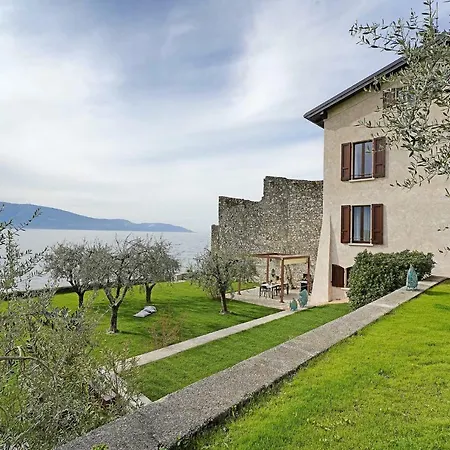 Villa Victoria: Luxury Waterfront With Splendid Views *