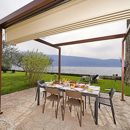 Villa Victoria: Luxury Waterfront With Splendid Views