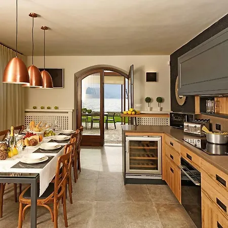 Victoria: Luxury Waterfront With Splendid Views Villa *
