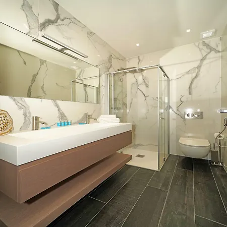 Villa Victoria: Luxury Waterfront With Splendid Views *