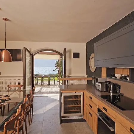 Victoria: Luxury Waterfront With Splendid Views Villa