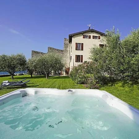 Victoria: Luxury Waterfront With Splendid Views Villa *