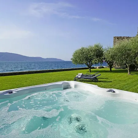 Victoria: Luxury Waterfront With Splendid Views Villa *
