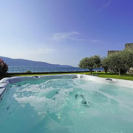 Villa Victoria: Luxury Waterfront With Splendid Views